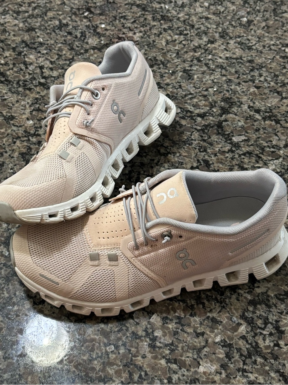 Great condition On Running Women’s Cloudnova Sneakers in Blush Pink. Sz 8
